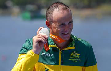 Photo of Erik Horrie with his 2016 Paralympics Silver Medal